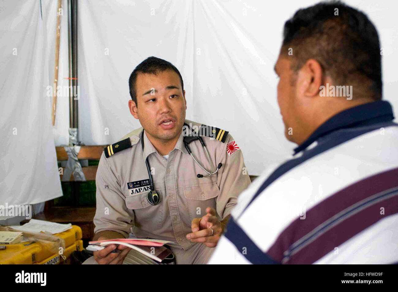 090707-N-9689V-005 APIA, Samoaâ (Luglio 07, 2009) Japan Maritime Self Defence Force Lt. Kei Mikita consulta la gente del luogo che soffrono di dolori articolari o condizioni della pelle in corrispondenza di un partenariato Pacifico 2009 medici azione civica progetto (MEDCAP) sito tenutasi presso l'Apia Centro Comunitario. Pacific Partnership è dedicata e umanitario assistenza civile missione condotta da, con e attraverso i paesi partner e le organizzazioni non governative e altri negli Stati Uniti e a livello internazionale le agenzie di governo per eseguire una varietà di organizzazioni umanitarie azione civica missioni nella flotta del Pacifico area di responsabilità. Questo anno Pacific P Foto Stock