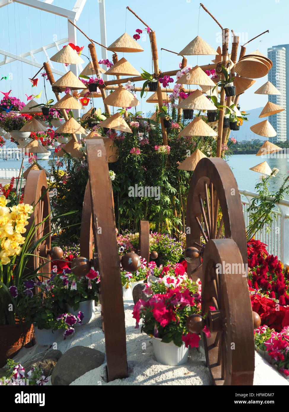 Moderno e tradicional giardino di fiori sulla costa di Da Nang Foto Stock