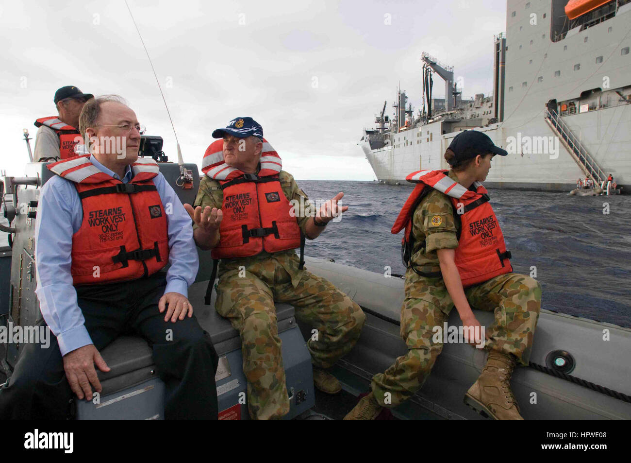 090720-N-9689V-010 LIFUKA, Tonga (Luglio 20, 2009) Alto commissariato australiano al Regno di Tonga Bruce Hunt, a sinistra, si avvicina il Sealift militari di comando carico secco/munizioni nave USNS Richard E. Byrd (T-AKE 4) per un tour della nave. Pacific Partnership è una assistenza umanitaria missione nel Pacifico flotta area di responsabilità. Pacific Partnership è attualmente in Oceania, e continuerà a Kiribati, Repubblica delle Isole Marshall e le Isole Salomone. Richard E. Byrd serve come piattaforma di abilitazione per gli Stati Uniti e la nazione partner militari e le organizzazioni non governative per Foto Stock