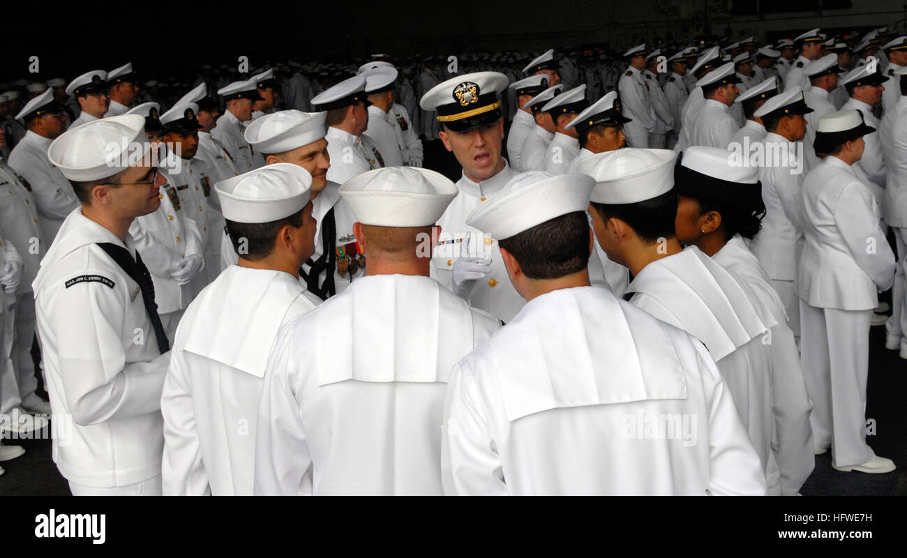 080918-N-0673M-009 BREMERTON, nello Stato di Washington (Sett. 18, 2008) Lt. La Cmdr. Ryan Stoddard offre last minute istruzioni per l'sideboys per la modifica del comando cerimonia a bordo della Nimitz-class portaerei USS John C. Stennis (CVN 74). Il cap. Giuseppe Kuzmick alleviato Capt. Brad Johanson come comandante. (U.S. Foto di Marina di Massa Specialista comunicazione Kevin Murphy/RILASCIATO) Navy US 080918-N-0673M-009 Lt. La Cmdr. Ryan Stoddard offre last minute istruzioni per l'sideboys Foto Stock