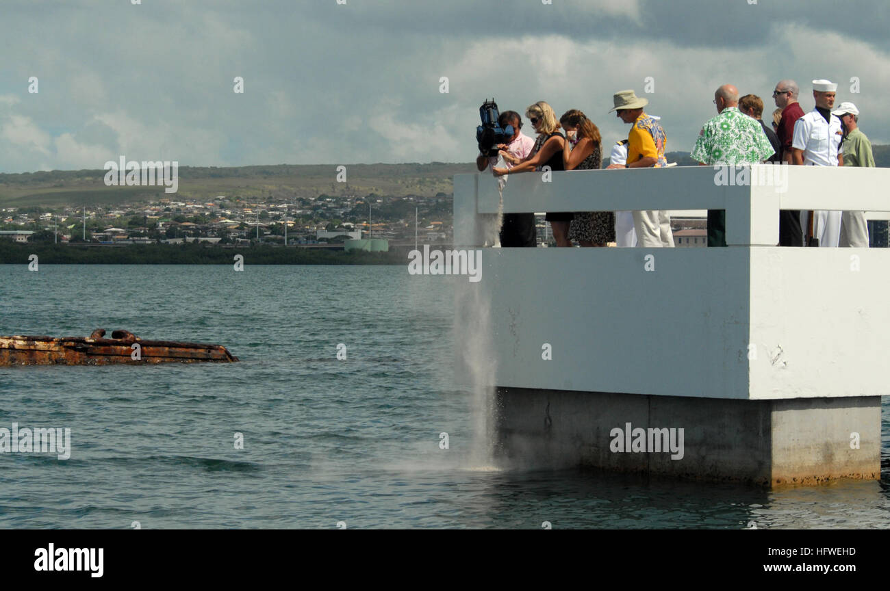 080923-N-4965F-106 PEARL HARBOR, Hawaii (sett. 23, 2008) Christine fattore, figlia di Pearl Harbor superstite Chief CarpenterÕs Mate Herbert B. di Potere, si disperde le ceneri di suo padre durante una cerimonia di sepoltura a USS Utah memoriale sulla storica isola di Ford. Potenza, un subacqueo e membro dell'equipaggio a bordo il dragamine USS fischione (AM 22), è stato accreditato il 7 dicembre, 1941 a salvare la vita di numerosi marinai intrappolati a bordo della nave da guerra USS Oklahoma (BB 37) durante le operazioni di salvataggio. (U.S. Foto di Marina di Massa lo specialista di comunicazione 1a classe James E. Foehl/RILASCIATO) Navy US 080923-N-4965F-106 Christine F Foto Stock