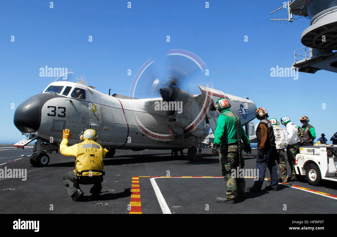 080930-N-9928ES-137 OCEANO PACIFICO (sett. 30, 2008) marinai agiscono come 'prop sicurezze' come una C-2un levriero dal "prestatori' DELLA FLOTTA DI SUPPORTO LOGISTICO Squadron (VRC) 30 esegue la fase di pre-flight controlli sul ponte di volo dell'Nimitz-class portaerei USS John C. Stennis (CVN 74). Stennis sta conducendo la sostituzione della flotta squadrone qualifiche portante al largo della costa della California. (U.S. Foto di Marina di Massa lo specialista di comunicazione di terza classe Josue L. Escobosa/RILASCIATO) Navy US 080930-N-9928ES-137 marinai agiscono come Foto Stock