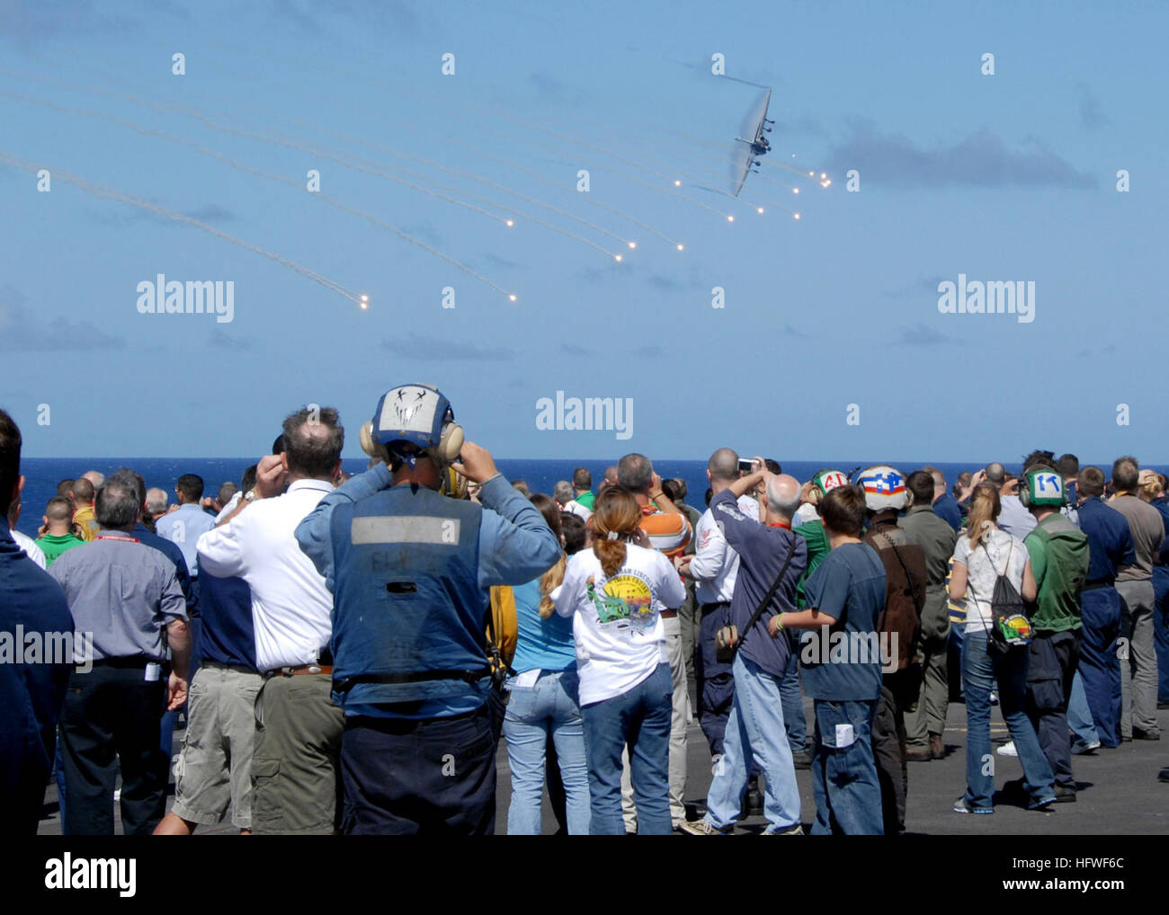 081004-N-9580K-045 OCEANO PACIFICO (ott. 4, 2008) un EA-6B Prowler assegnato al 'Lancieri' di Attacco Elettronico Squadron (VAQ) 131 scende la pula durante la conduzione di un fly-by per Tiger partecipanti Crociera a bordo della portaerei USS Abraham Lincoln (CVN 72). Lincoln e CVW 2 sono di ritorno da una di sette mesi di distribuzione per gli Stati Uniti Quinta Flotta area di responsabilità. (U.S. Foto di Marina di Massa lo specialista di comunicazione 1a classe William J. Kipp Jr./RILASCIATO) Navy US 081004-N-9580K-045 un EA-6B Prowler assegnato al Foto Stock