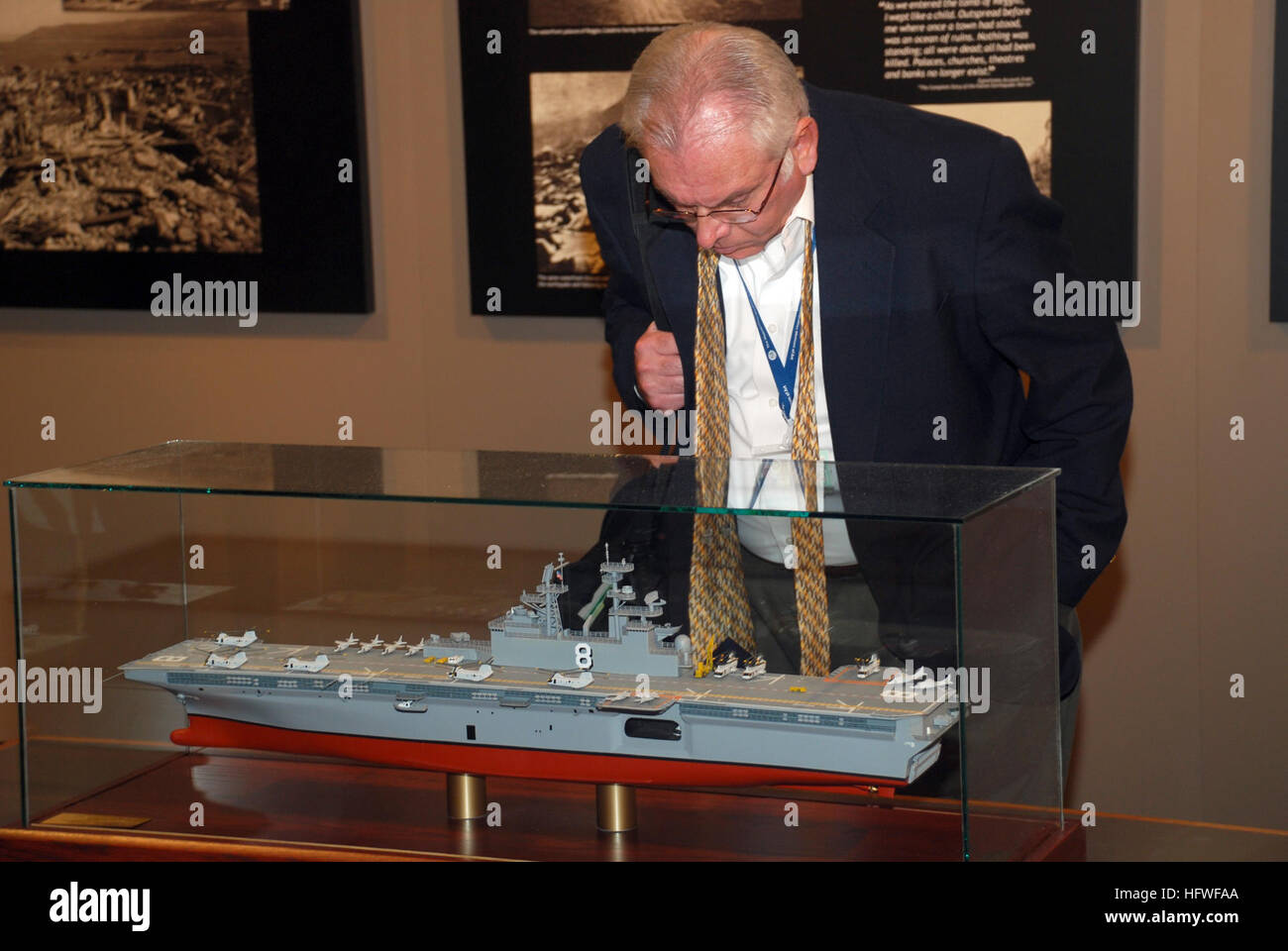 081007-N-2022D-002 NEW YORK (ott. 7, 2008) un visitatore al Grand Central Terminal di New York esplora il ÒGreat flotta bianca", una mostra presentata dai cittadini di Columbus Foundation in collaborazione con l'ufficio del segretario della Marina. La mostra, che sarà in mostra a Grand Central TerminalÕs Vanderbilt Hall attraverso ott. 17, commemora il viaggio della grande flotta bianco nei primi anni del Novecento. Inviato dal presidente Theodore Roosevelt nel 1907, 16 corazzate circumnavigare il globo su una missione di buona volontà e il display di potenza navale americana. (U.S. Navy Foto di comunicazione di massa Foto Stock
