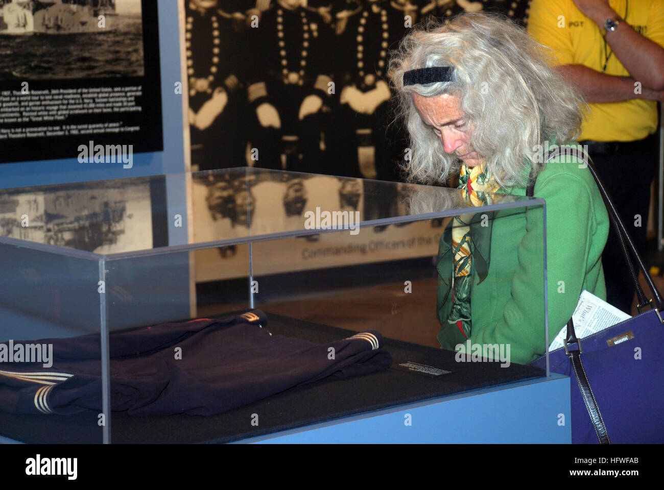 081007-N-2022D-004 NEW YORK (ott. 7, 2008) un visitatore al Grand Central Terminal di New York esplora il ÒGreat flotta bianca", una mostra presentata dai cittadini di Columbus Foundation in collaborazione con l'ufficio del segretario della Marina. La mostra, che sarà in mostra a Grand Central TerminalÕs Vanderbilt Hall attraverso ott. 17, commemora il viaggio della grande flotta bianco nei primi anni del Novecento. Inviato dal presidente Theodore Roosevelt nel 1907, 16 corazzate circumnavigare il globo su una missione di buona volontà e il display di potenza navale americana. (U.S. Navy Foto di comunicazione di massa Foto Stock