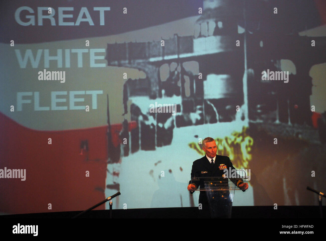 081007-N-2022D-024 NEW YORK (ott. 7, 2008) posteriori Adm. Terence McKnight, comandante di Expeditionary Strike gruppo 2, indirizzi di reporters a un briefing con la stampa a Vanderbilt Hall presso il Grand Central Terminal di New York. McKnight era a portata di mano per commemorare l'apertura dell'ÒGreat flotta bianca", una mostra presentata dai cittadini di Columbus Foundation in collaborazione con l'ufficio del segretario della Marina. La mostra, che sarà in mostra a Grand Central TerminalÕs Vanderbilt Hall attraverso ott. 17, commemora il viaggio della grande flotta bianco nei primi anni del Novecento. Inviato dal presidente Foto Stock