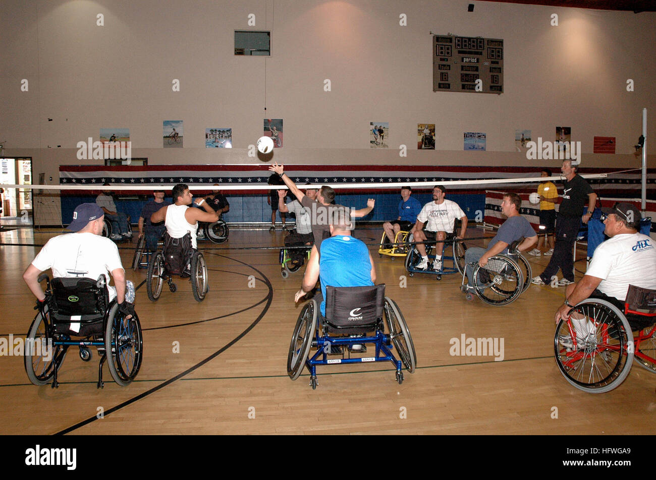 081024-N-5086M-142 SAN DIEGO (ott. 24, 2008) di pallavolo su sedia a rotelle che i partecipanti possano godere di un gioco durante un recente degli Stati Uniti Comitato Olimpico paraolimpico Sport militare Camp a Naval Medical Center di San Diego. Programmata per più di 80 feriti e ammalati e feriti, la settimana di camp ha esplorato una vasta varietà di sport olimpici e le loro possibilità. (U.S. Foto di Marina di Massa lo specialista di comunicazione 2a classe Greg Mitchell/RILASCIATO) Navy US 081024-N-5086M-142 di pallavolo su sedia a rotelle che i partecipanti possano godere di un gioco Foto Stock