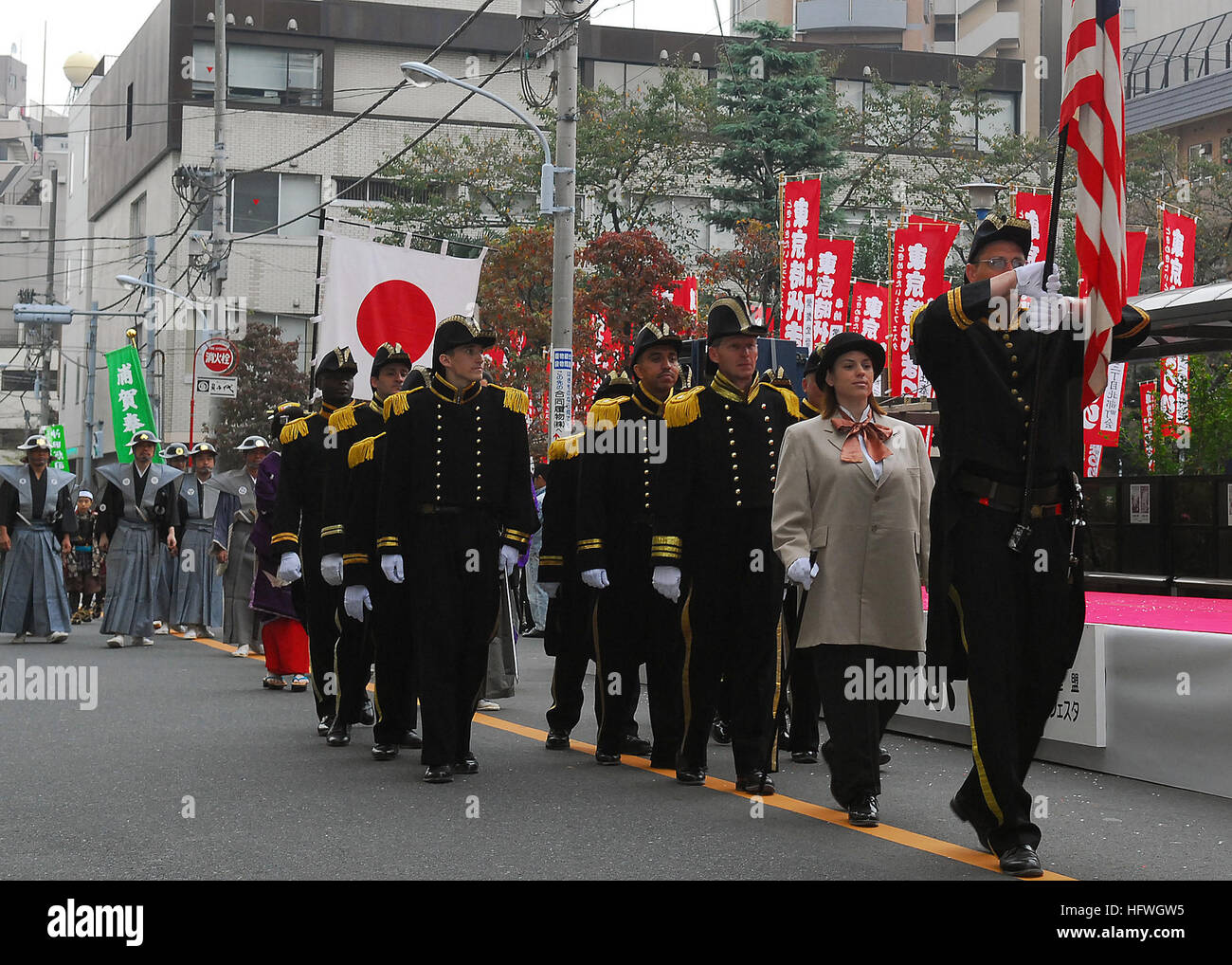 081103-N-2013O-002 TOKYO (nov. 3, 2008) le attività della flotta Yokosuka marinai vestito come la festa ufficiale del Commodore Matthew C. PerryÕs arrivo in Giappone, marzo in Tokyo Jidai Matsuri Parade di Asakusa. La Tokyo Jidai Matsuri celebra la storia di Tokyo, a partire dall' inizio del periodo Edo all'occidentalizzazione del Giappone dopo l arrivo del Commodore Matthew C. Perry e la sua flotta di navi nero. (U.S. Foto di Marina di Massa Specialista comunicazione marinaio Charles Oki/RILASCIATO) Navy US 081103-N-2013O-002 le attività della flotta Yokosuka marinai marzo in Tokyo Jidai Matsuri Par Foto Stock