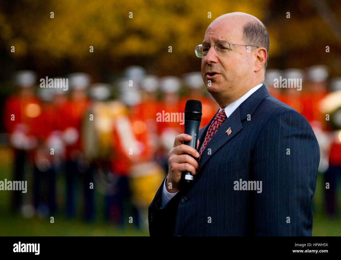 081110-N-5549O-131 WASHINGTON (nov. 10, 2008) segretario della Marina (SECNAV) gli onorevoli Dr. Donald C. Inverno parla agli ospiti durante una corona che stabilisce una cerimonia in onore del 233rd Marine Corps compleanno presso il Marine Corps War Memorial. La scultura di cinque Marines e una marina Corpsman innalzare una bandiera americana sulla vetta del Monte Siribachi commemora il servizio 6.800 membri che morì catturando l'isola giapponese di Iwo Jima durante la Seconda Guerra Mondiale. (U.S. Foto di Marina di Massa Specialista comunicazione di seconda classe S. Kevin O'Brien/RILASCIATO) Navy US 081110-N-5549O-131 segretario della Marina (SECNAV) l'onore Foto Stock