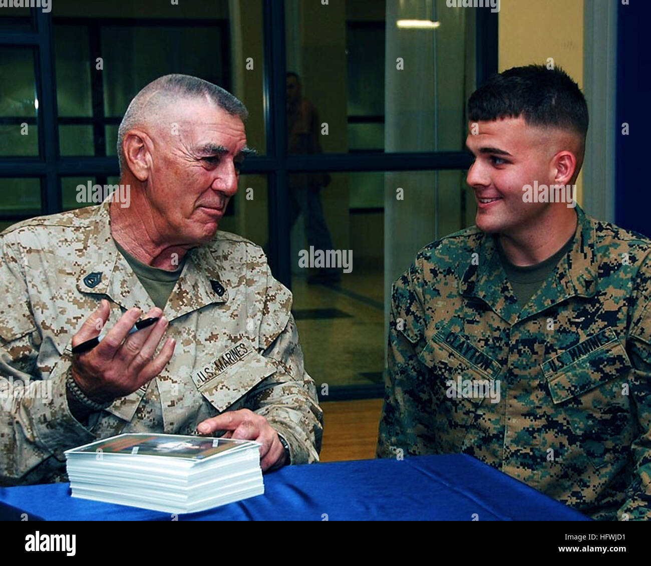 081208-N-7862M-003 BAHRAIN (dec. n. 8, 2008) R. Lee Ermey, un pensionato Marine Corps gunnery sergente e attore, sinistra, segni un autografo per Lancia Cpl. Jay Clayton, assegnato a U.S. 3a flotta anti-terrorismo Security Team Company, quarto plotone, alla libertà Souq palestra presso U.S. Supporto navale attività Bahrain. Ermey, meglio conosciuto per il suo ruolo come Gunnery Sergente Hartman nel 1987 film 'Full Metal Jacket' e come ospite della storia popolare programma di canale di chiamata ÒMail,Ó era a NSA Bahrain durante una visita a Navy Regione Asia Sud-ovest per offrire pacchetti regalo per il comandante, Installazioni Navy virgola Foto Stock