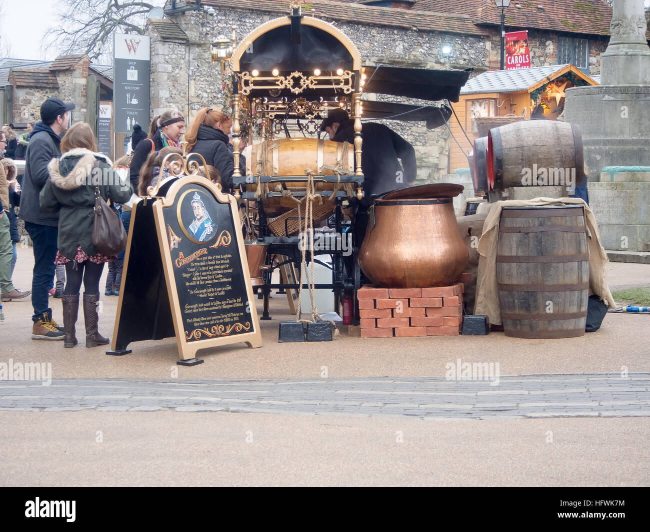 Uno stallo a Winchester mercato invernale di vendita i dadi a caldo, bevande e spuntini Foto Stock