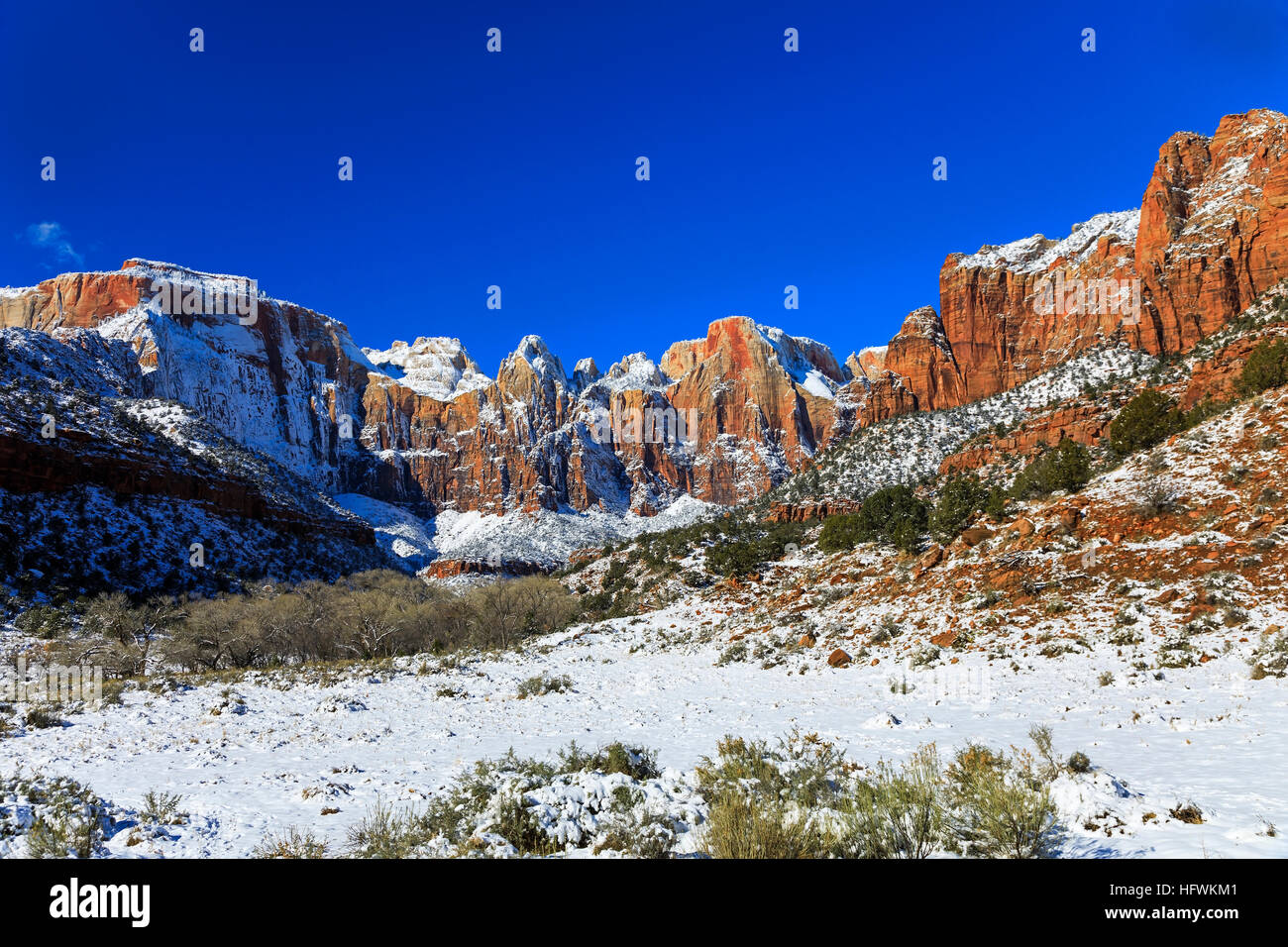 Il 'i templi e le torri" area del Parco Nazionale di Zion vicino a Springdale, Utah, Stati Uniti d'America con una nuova copertura di neve. Foto Stock