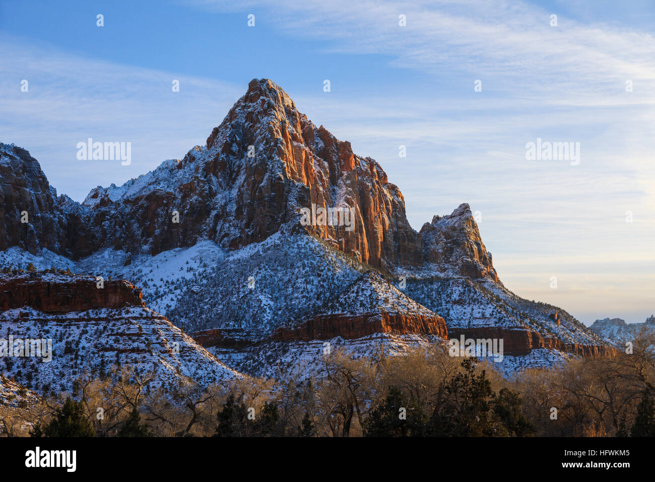 L'ultima luce del sole che illumina il red rock della sentinella, un punto di riferimento nella formazione del Parco Nazionale Zion, Utah, Stati Uniti d'America Foto Stock