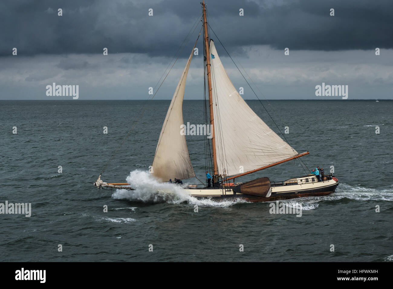 Il Wadden Sea UNESCO - Sito Patrimonio dell'umanità. Barca a vela olandese sul Waddenzee su un tradizionale Tjalk nave a vela. Barca a vela da Vlieland, Paesi Bassi Foto Stock