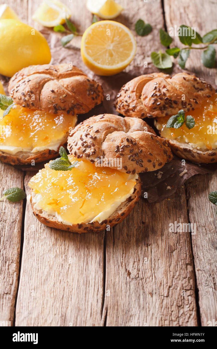 Panini dolci con il limone marmellata e burro vicino sul piano verticale. Foto Stock