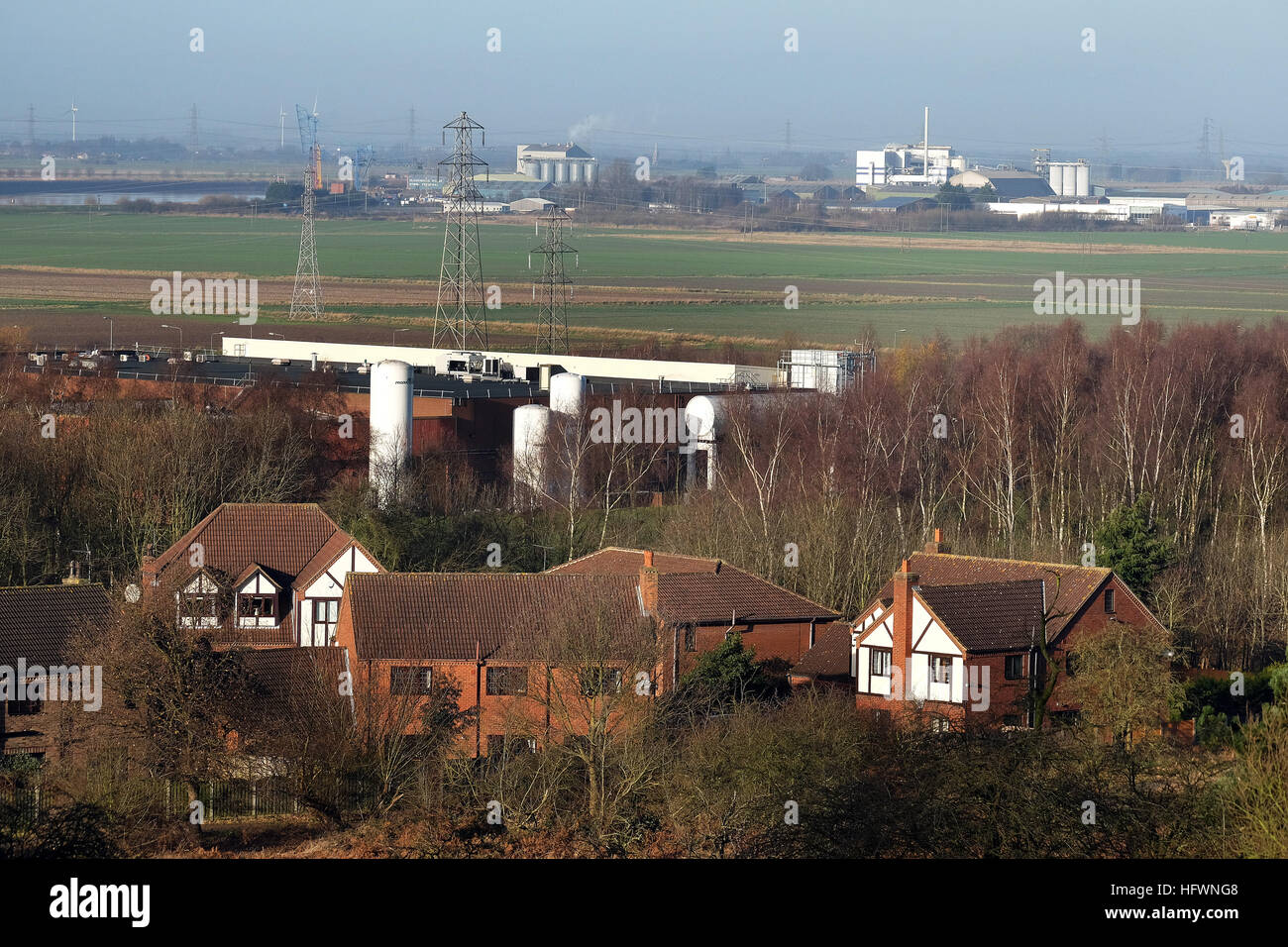 Grandi case private e industria pesante nel fiume Trent valley. Foto Stock