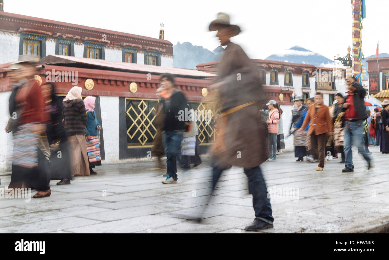 Lhasa, in Tibet - La vista di molti pellegrini presso il tempio del Jokhang Square nelle ore diurne. Foto Stock