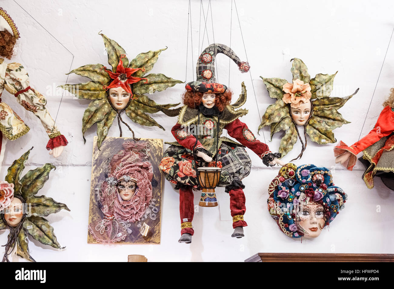 Burattini sul display in un negozio di souvenir in Oia - Santorini, una greca mediterranea isola delle Cicladi gruppo Foto Stock