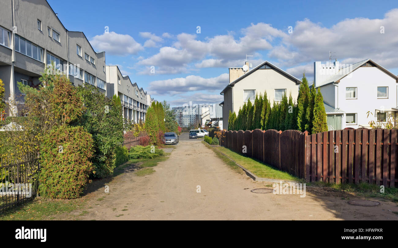 VILNIUS, Lituania - 16 ottobre 2016: Nuove case e case di architettura standard per la classe media di lituano di intellettuali. Si tratta di un gre Foto Stock