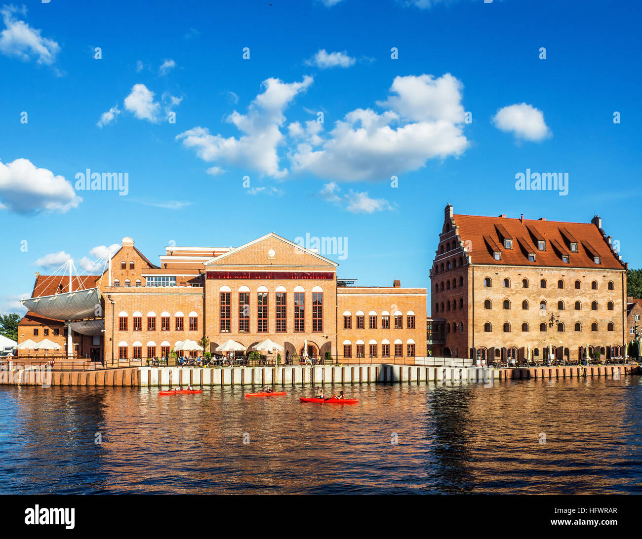 Baltic Philharmonic Hall nella vecchia casa di potere, old Royal granaio trasformato in un hotel e red kayak sul fiume Motlawa Foto Stock