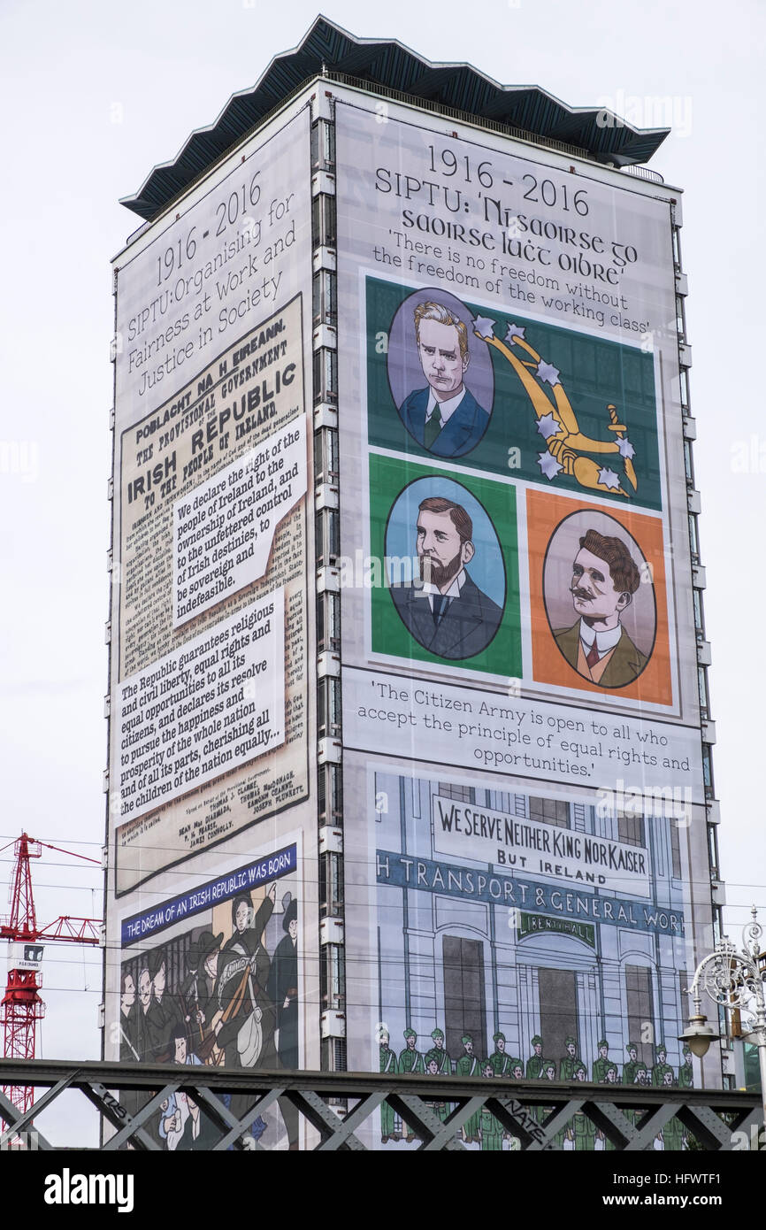 Liberty Hall decorata in immagini e citazioni relative al movimento dei lavoratori e la sollevazione 1916, Eden Quay, Dublin Foto Stock