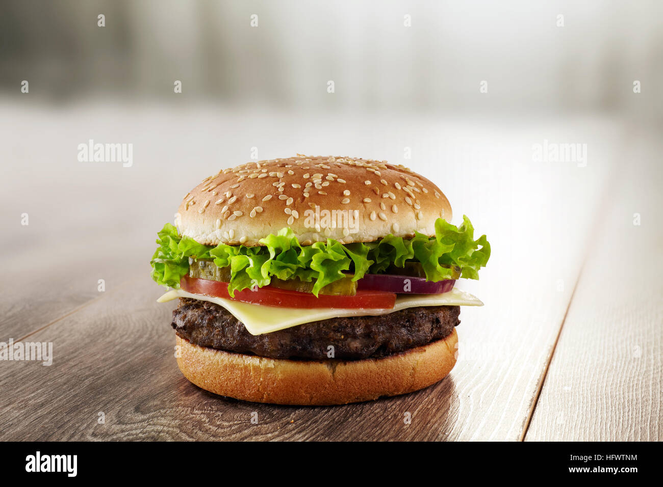 Gustosi e appetitosi cheeseburger sul tavolo di legno Foto Stock