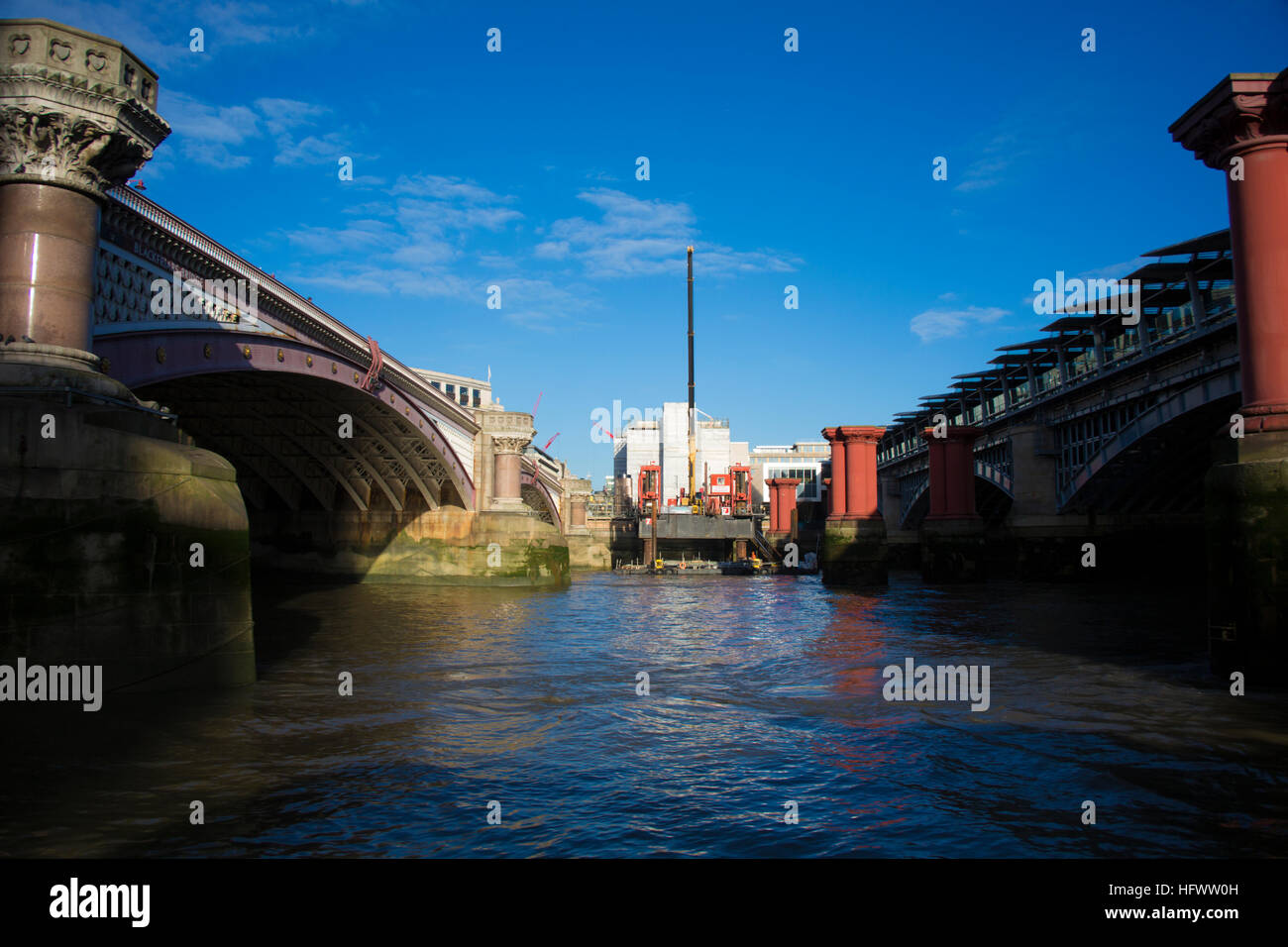 Blackfriars Bridge e Blackfriars Rail Station sul fiume Tamigi a Londra. Foto Stock