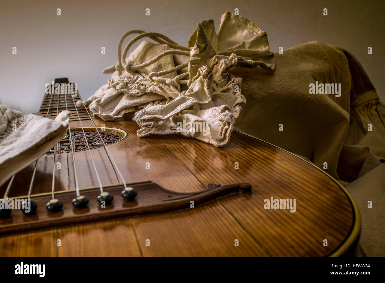 Oud chitarra liuto e bianco in stile barocco rustico shirt in forma e postura del giocatore Foto Stock