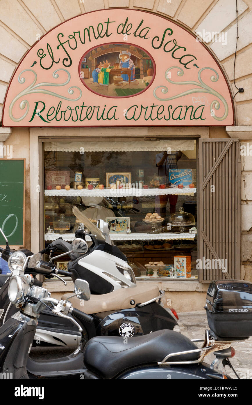 Palma di Mallorca, Spagna. Pasticceria vendendo torte e prodotti da forno, con moto parcheggiate al di fuori Foto Stock