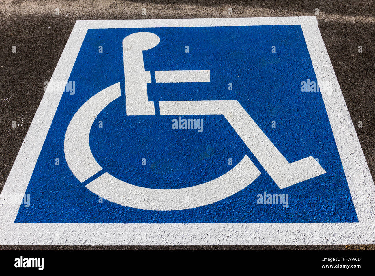 Segno universale per portatori di handicap Parcheggio Spot II Foto Stock