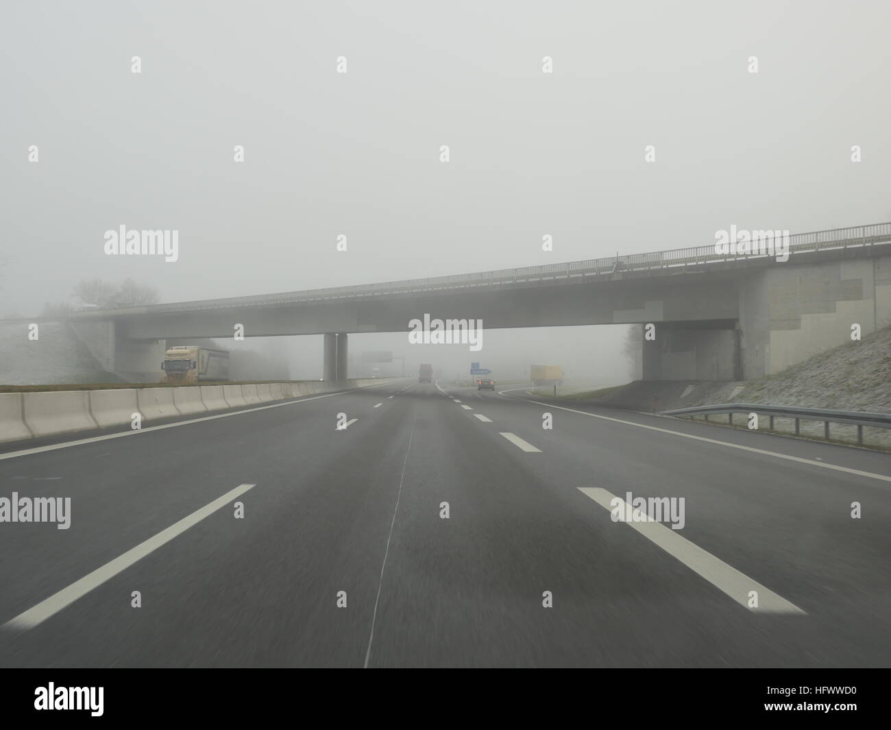 Autostrada nella nebbia autostrada tedesca Foto Stock