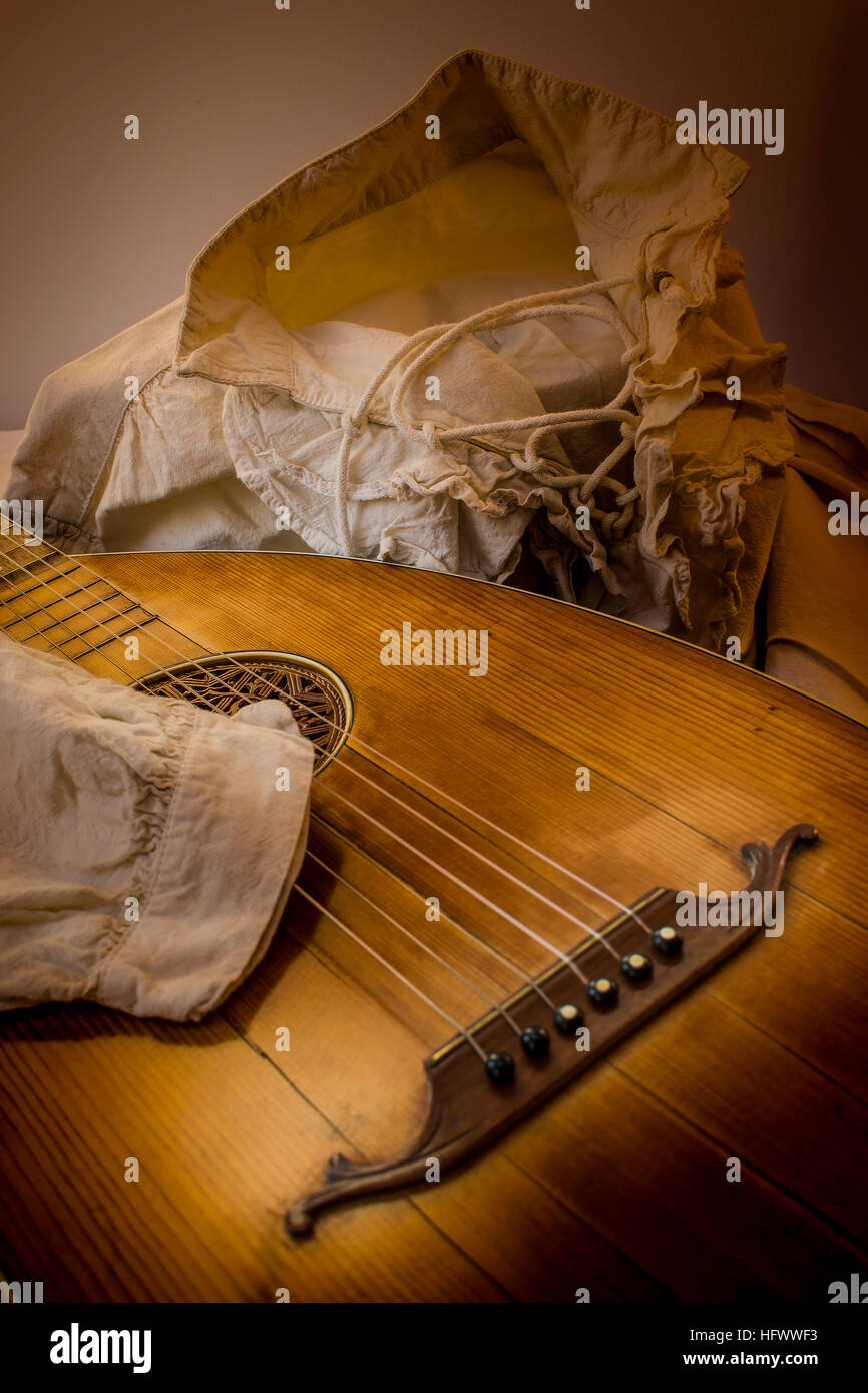 Oud chitarra liuto e bianco in stile barocco rustico shirt in forma e postura del giocatore Foto Stock