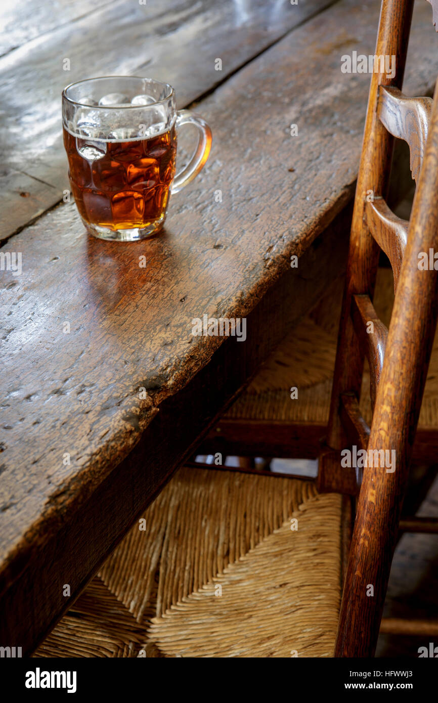 Vecchio Pub o public house, pinta di birra sul tavolo di legno Foto Stock