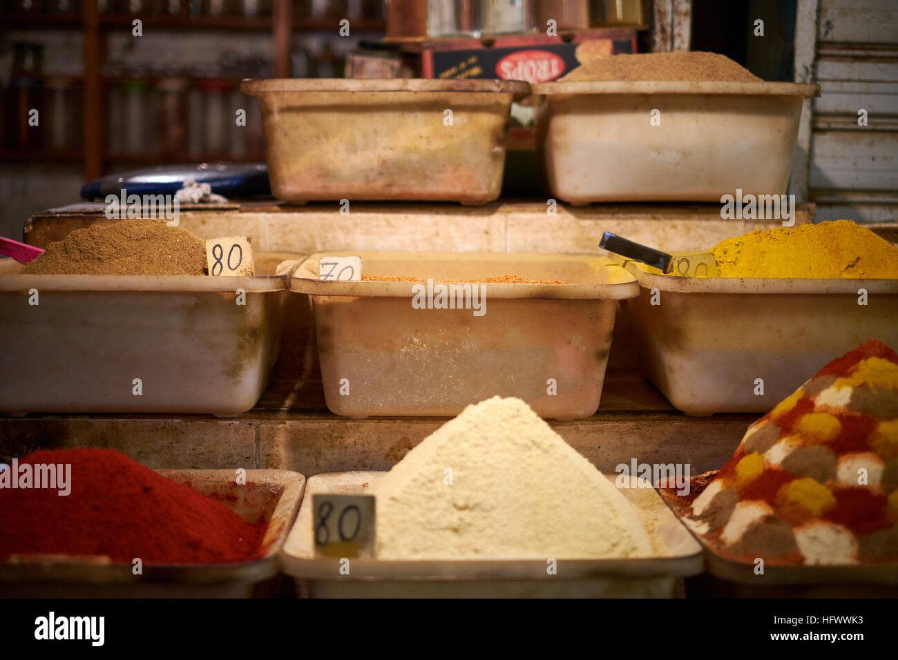 Vasi di spezie per la vendita in Meknes mercato coperto. Le spezie in polvere includono il cumino, curcuma e paprika. Foto Stock