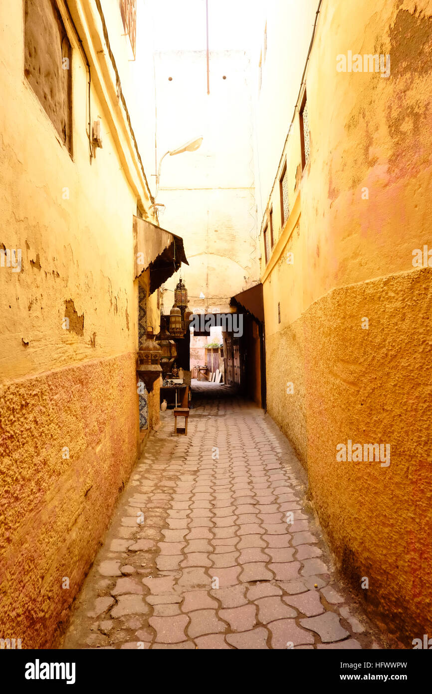 Stretto vicoletto in Meknes medina, Marocco con muri color ocra Foto Stock