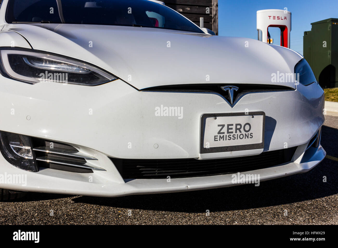 Lafayette - Circa nel dicembre 2016: Tesla Supercharger stazione. Il sovralimentatore offre la ricarica della Model S e il modello X veicoli elettrici X Foto Stock