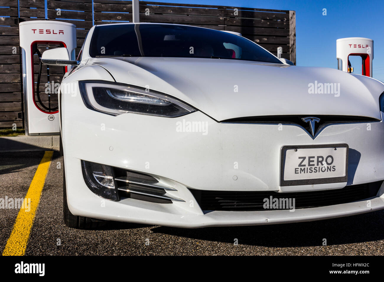 Lafayette - Circa nel dicembre 2016: Tesla Supercharger stazione. Il sovralimentatore offre la ricarica della Model S e il modello X veicoli elettrici XI Foto Stock