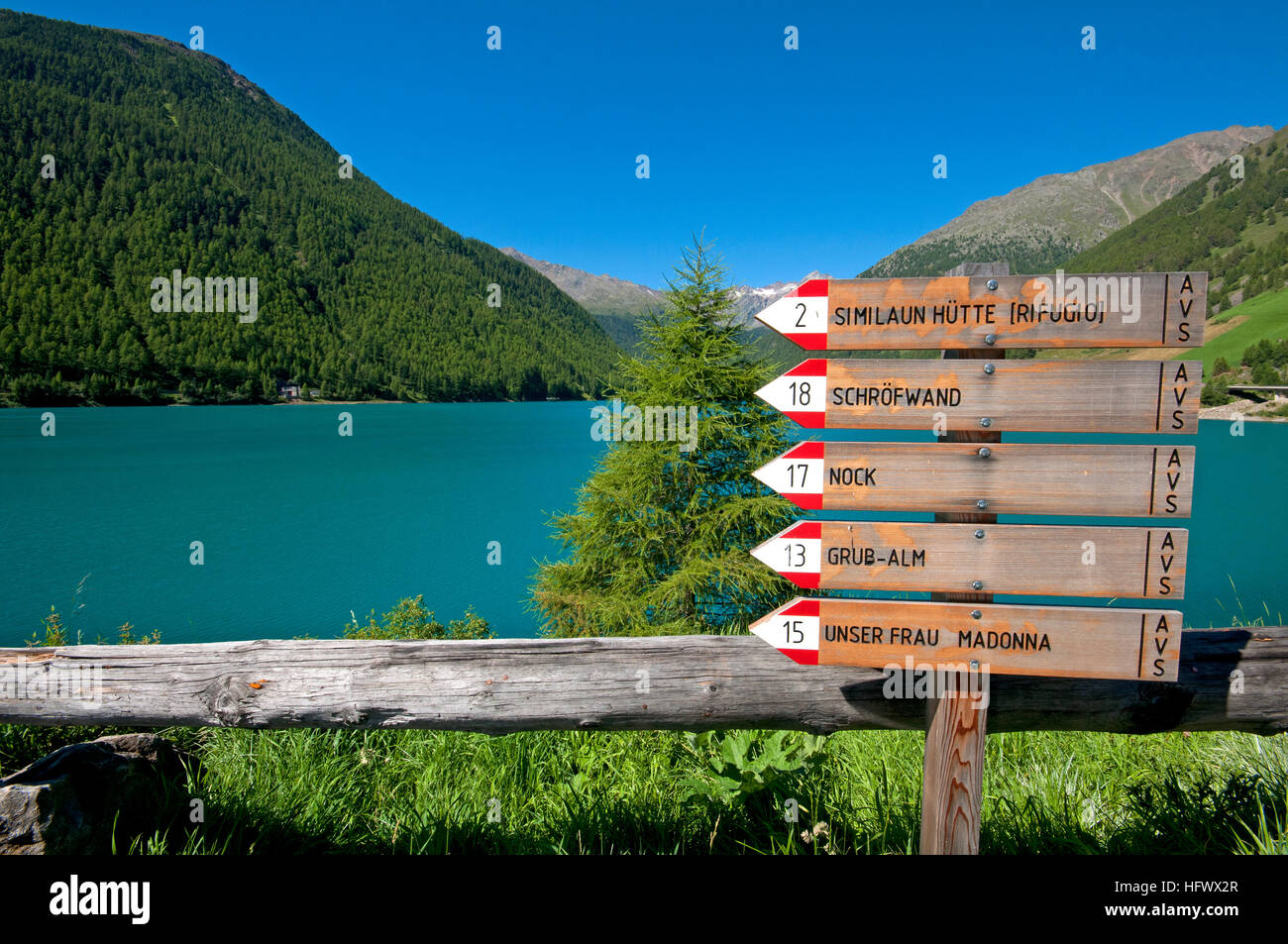 Sentiero segni al lago di Vernago (Vernago), Val Senales (Val Senales), Trentino Alto Adige, Italia Foto Stock