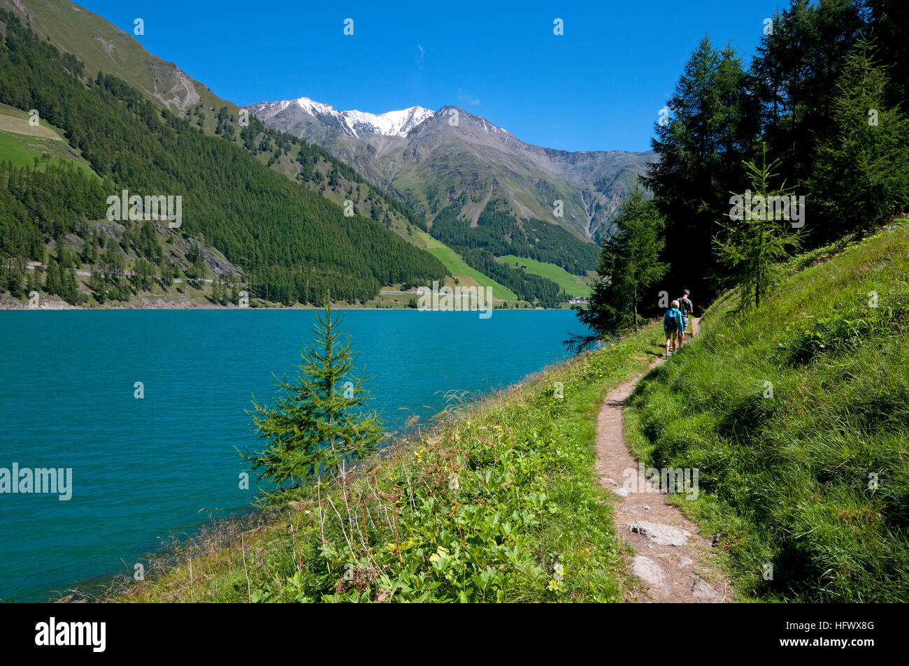 Il sentiero intorno al lago di Vernago (Vernago), Val Senales (Val Senales),  Trentino Alto Adige, Italia Foto stock - Alamy