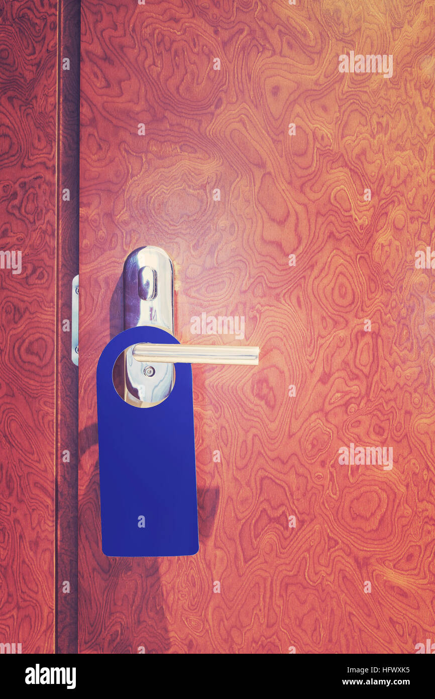 Dai toni Vintage Camera hotel porta chiusa con appendiabiti, copia spazio per l'iscrizione come Non disturbare o sala trucco. Foto Stock
