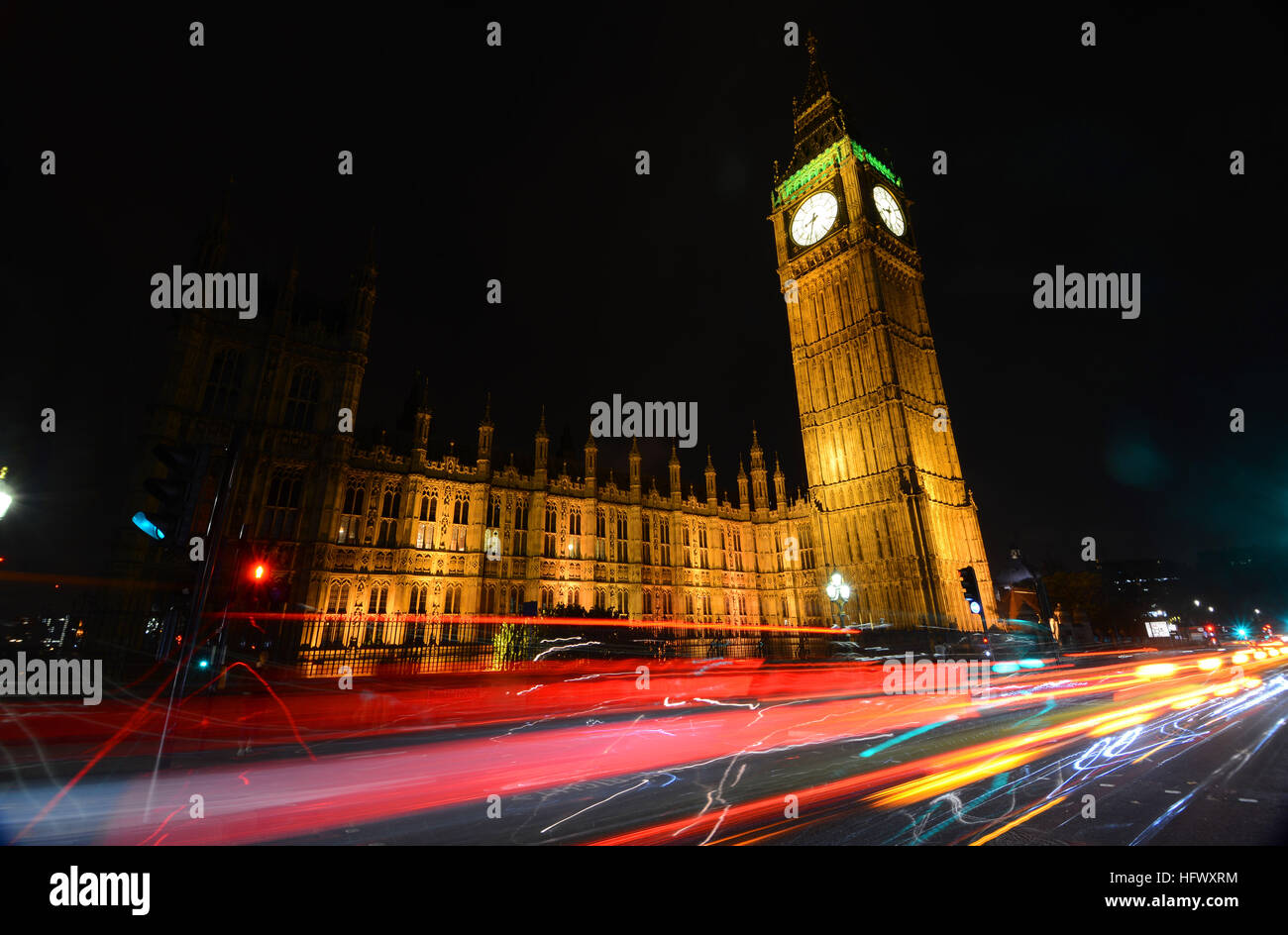 Big Ben Tower, il Palazzo di Westminster, Londra, Regno Unito, di notte con sentieri per auto Foto Stock