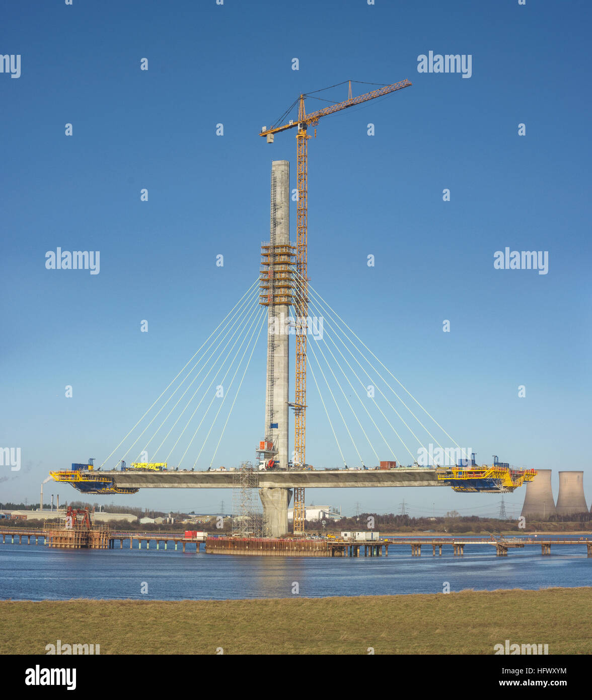 Mersey progetto Gateway - il nuovo ponte Runcorn-Widnes essendo costruito sul fiume Mersey dalla Cisgiordania, Widnes. Foto Stock