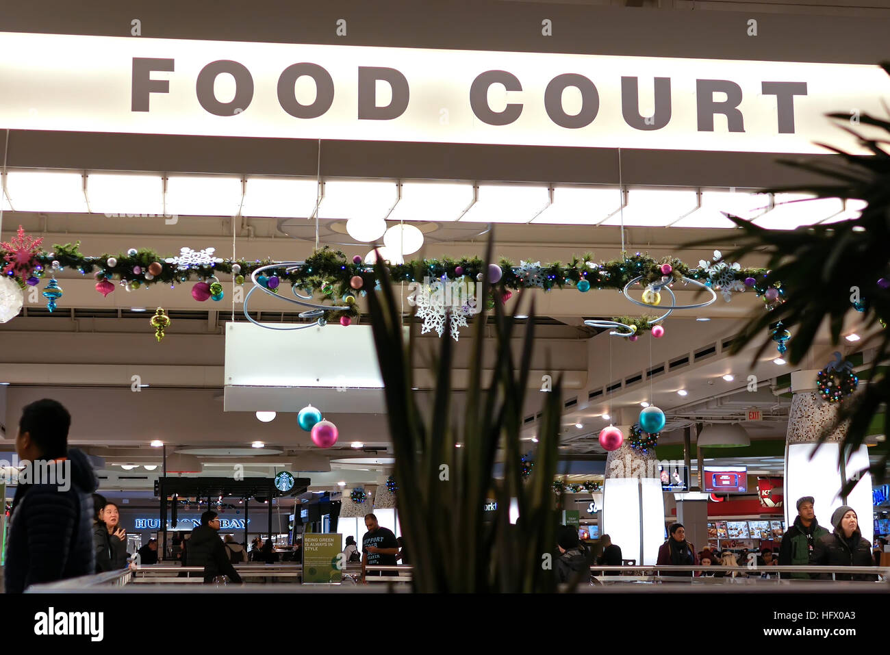 Burnaby, BC, Canada - 06 dicembre, 2016 : un lato di persone a cena nella food court area interna Burnaby shopping mall Foto Stock