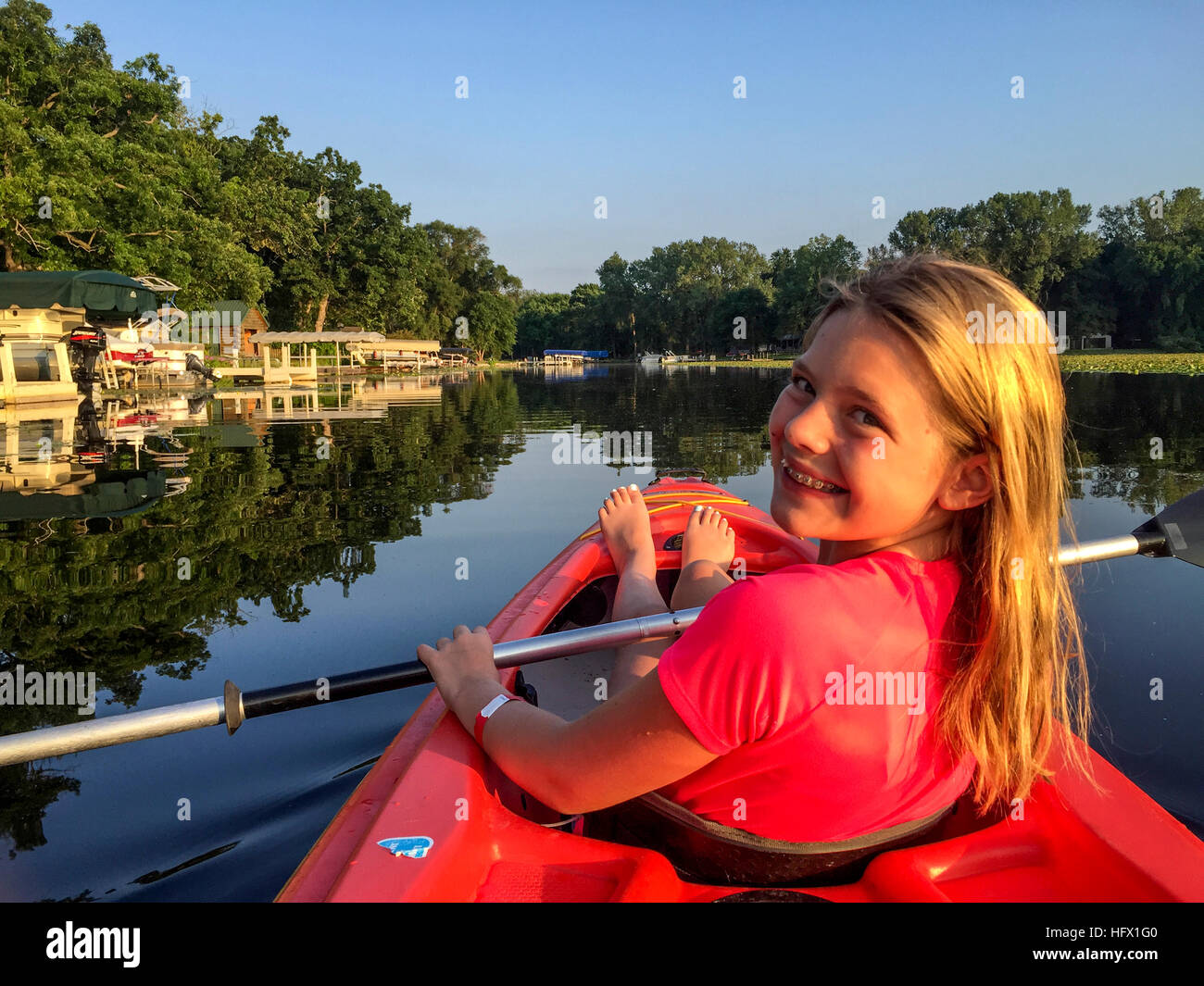 Dodici-anno-vecchia ragazza nel suo Kayak. Molle di Eagle Lake, Wisconsin, Stati Uniti d'America. Foto Stock