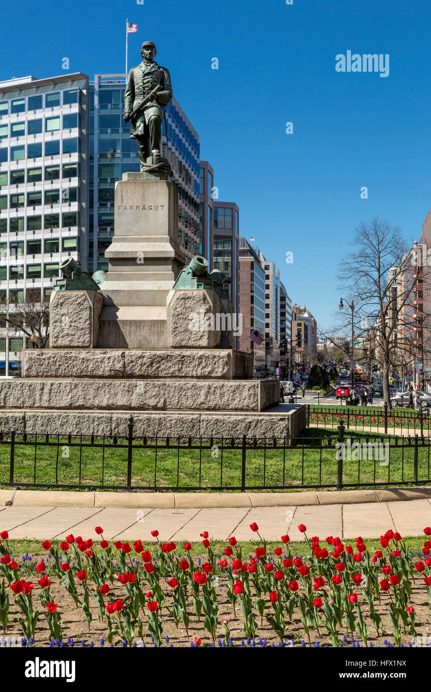Farragut Square, Washington D.C. Statua di ammiraglio David Farragut nel centro. Connecticut Avenue in background. Foto Stock