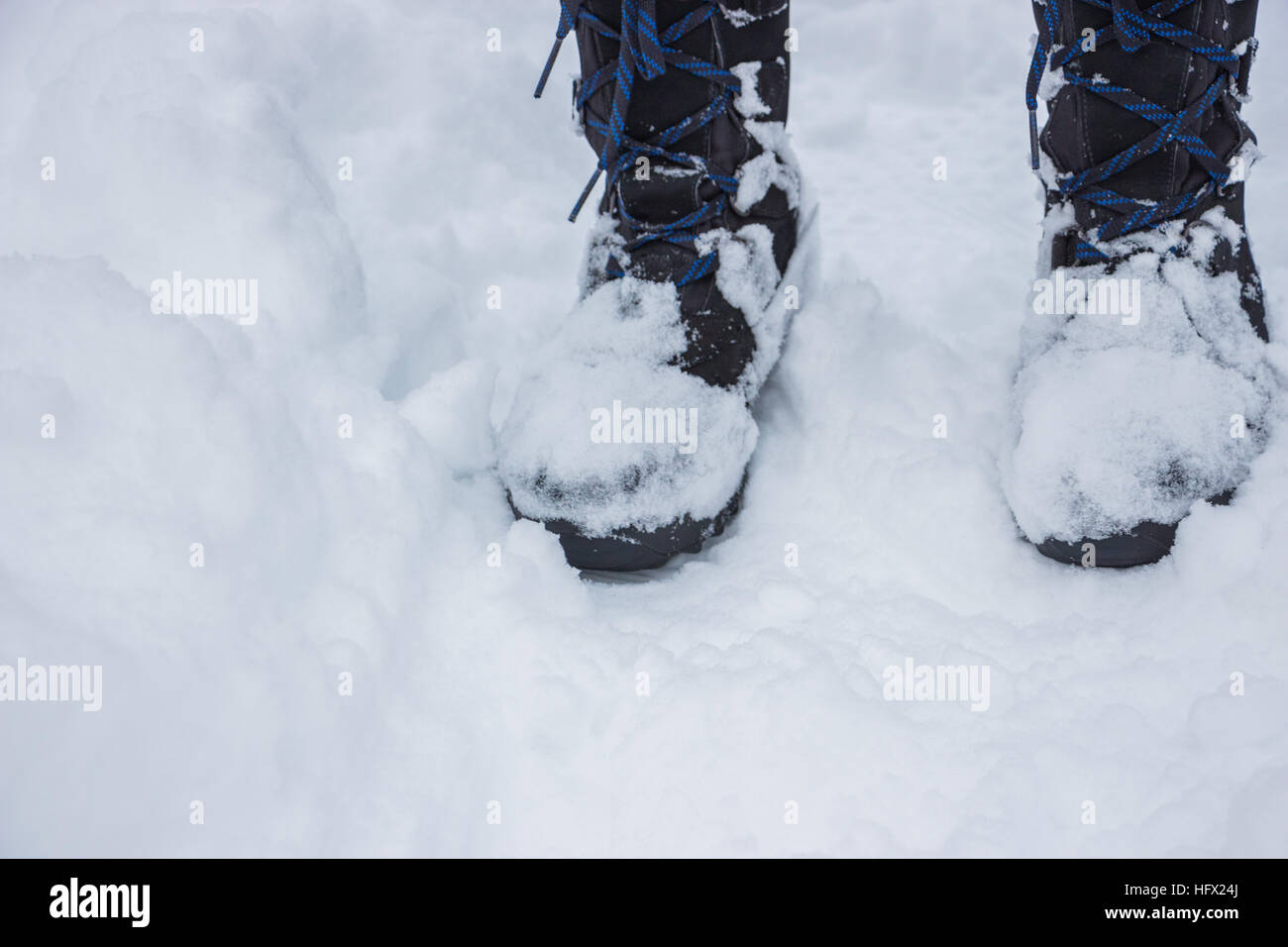 Jeans e scarpe sul bianco della neve in inverno il legno Foto Stock