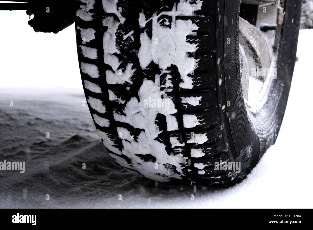 Auto o veicolo pneumatico invernale nella neve sulla strada Foto Stock