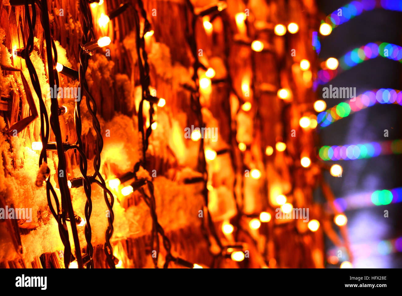 Le decorazioni di Natale con la ghirlanda di luci nella neve Foto Stock