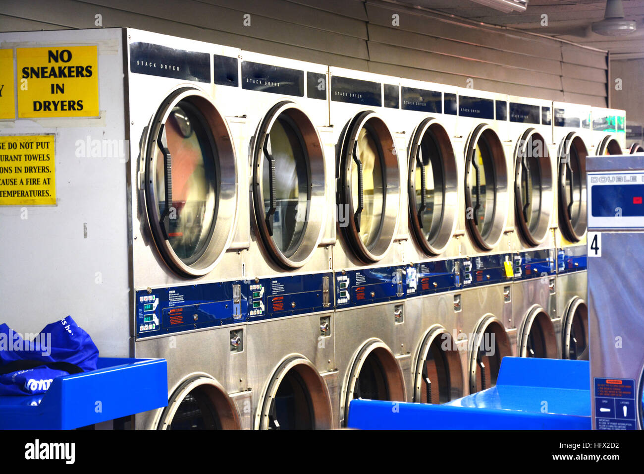 Macchine lavatrici industriali all'interno servizio lavanderia negozio o lavanderia a gettoni Foto Stock