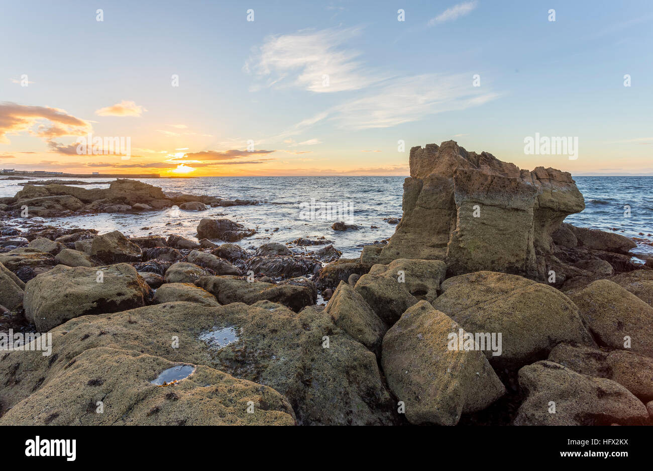 Tramonto su rocce di Hopeman, murene, Scozia Foto Stock